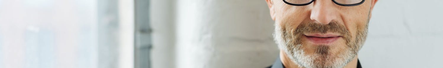 Ung mand tager profilbillede med kamerastativ og selvudløser